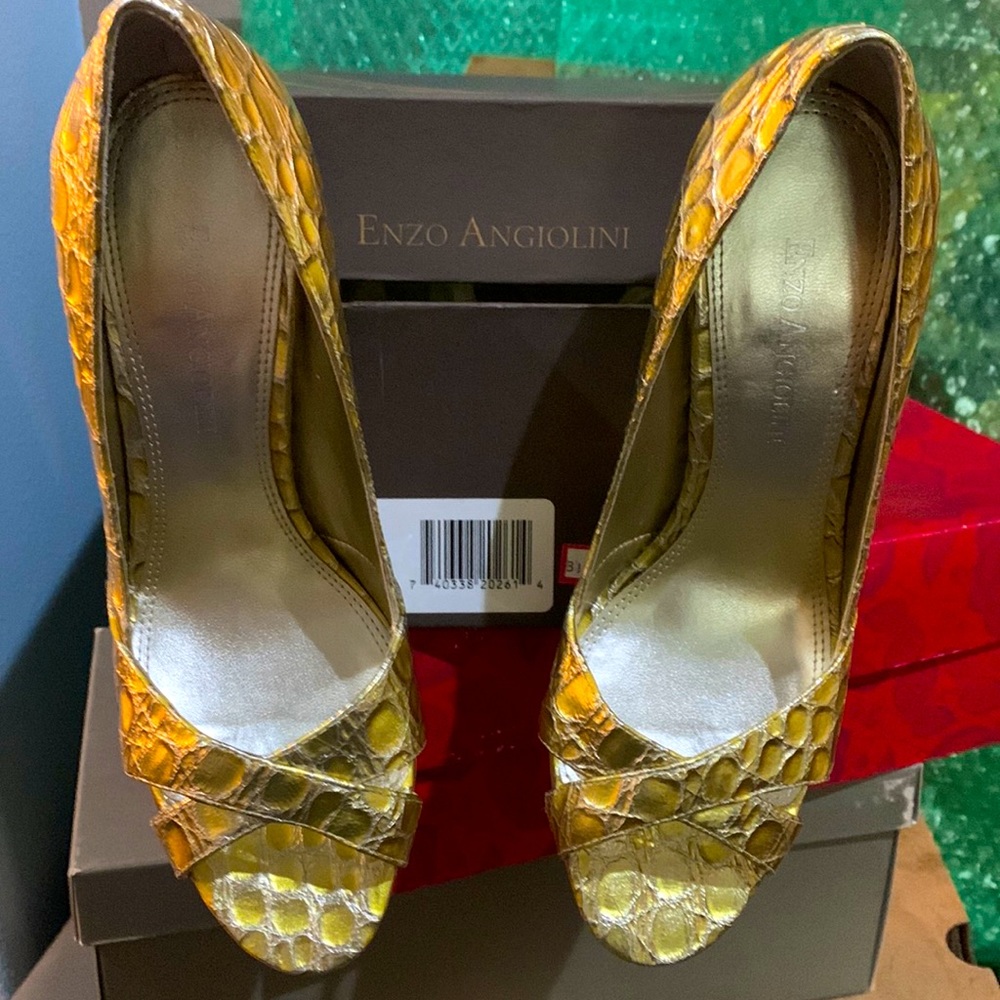 Enzo metallic leather skin peep toe heels size 6
